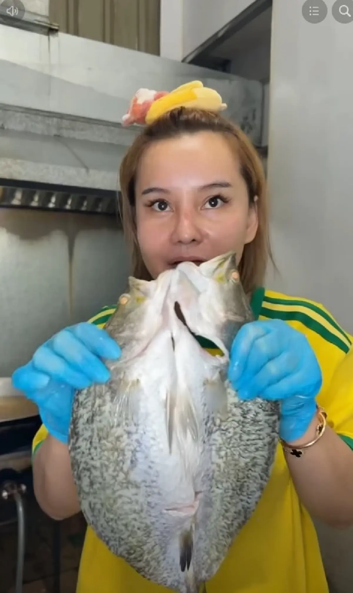 ร้านดัง เจอลูกค้าขอเงินคืน อ้างปลาทอดมีพลาสติก เห็นสภาพกุมขมับ