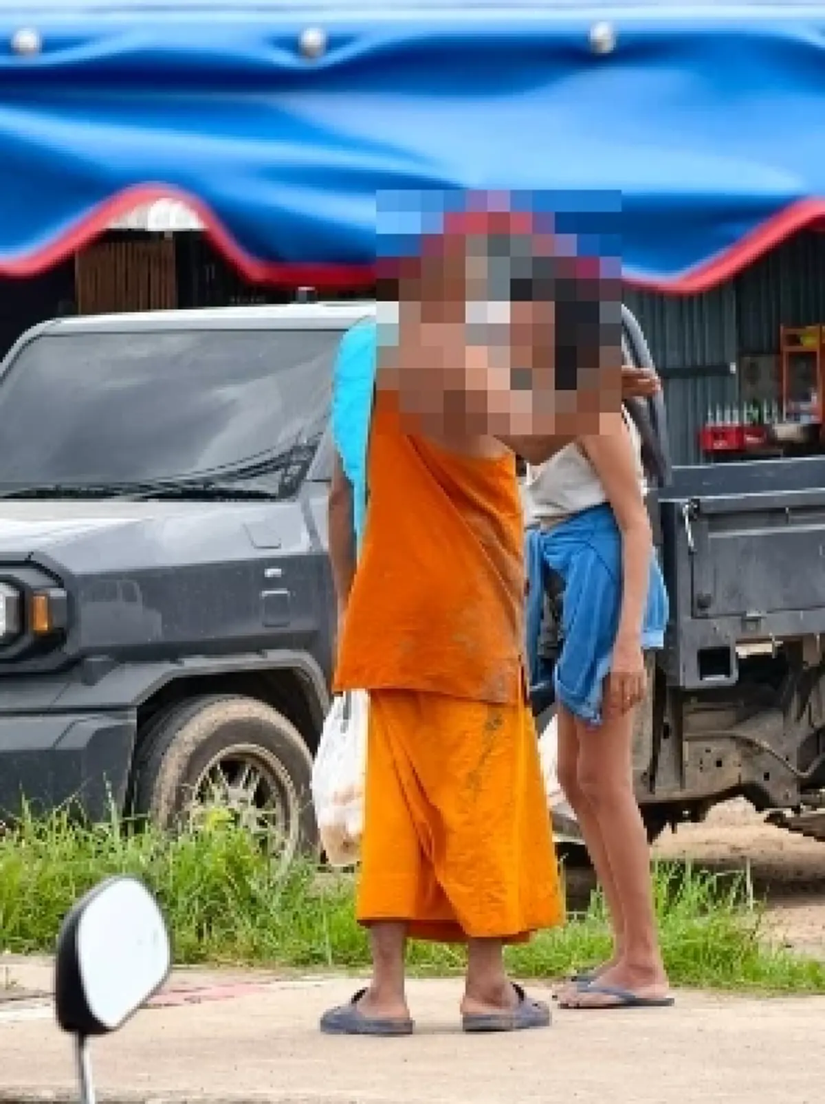 ฉาวสนั่นละหานทราย! คลิปพระเมาคล้ายเมาสุรา จูงมือสาวซื้อพิซซ่า