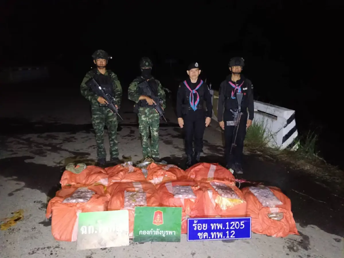 ลอบขนอะไรตอนตี 3? ทหารพรานเจอพิรุธ ยึดกึ๋นไก่ 9 กระสอบชายแดน