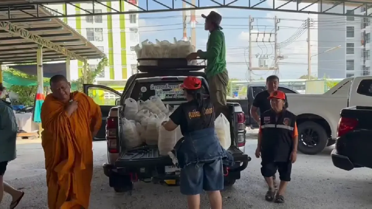 พ่อค้าชลบุรี ขนผักเต็มคันถวาย "พระครูป้อม" ทำข้าวกล่องแจกพานทอง