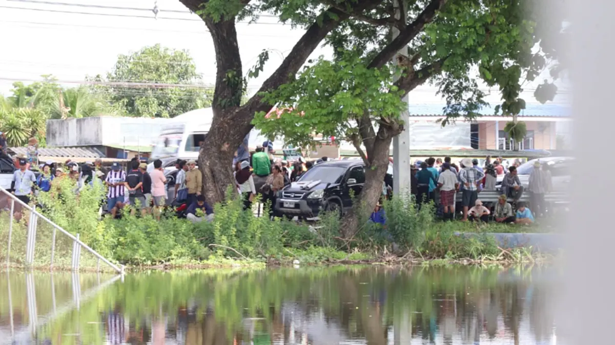 ชาวบ้านองครักษ์ ไม่ทน รวมตัวประท้วง จี้เปิดประตูระบายน้ำคลอง 12