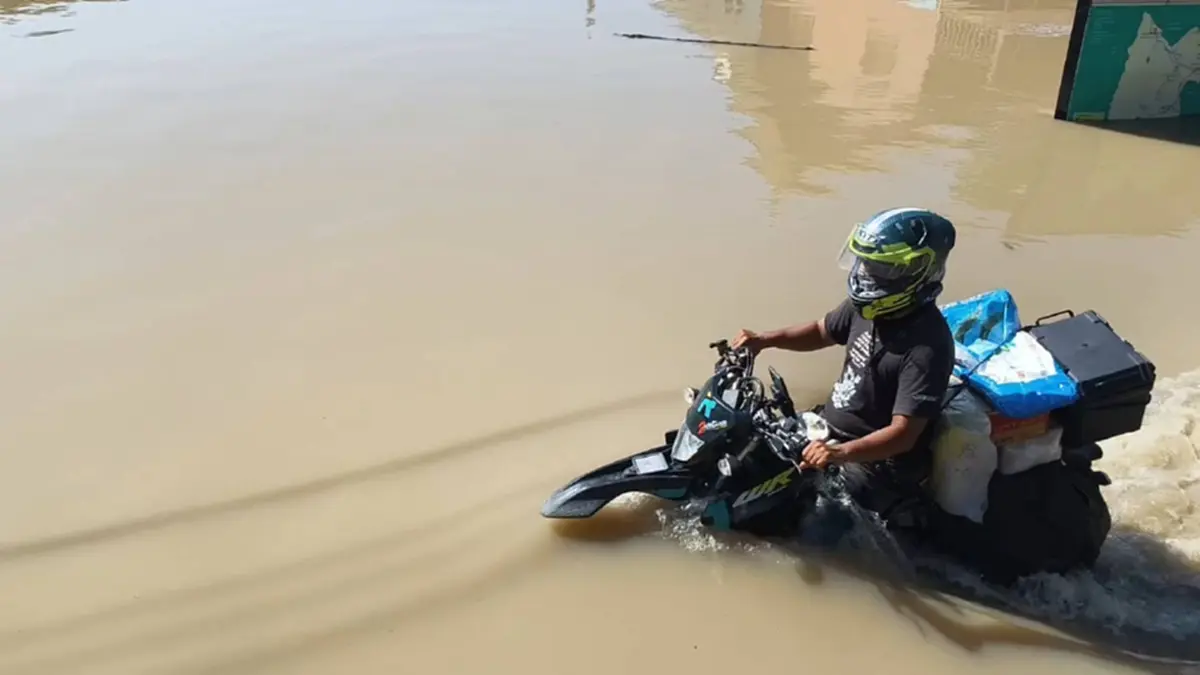 น้ำสะแกกรัง ทะลักท่วม วัดโบสถ์ อุทัยธานี สูงกว่า 1 เมตร