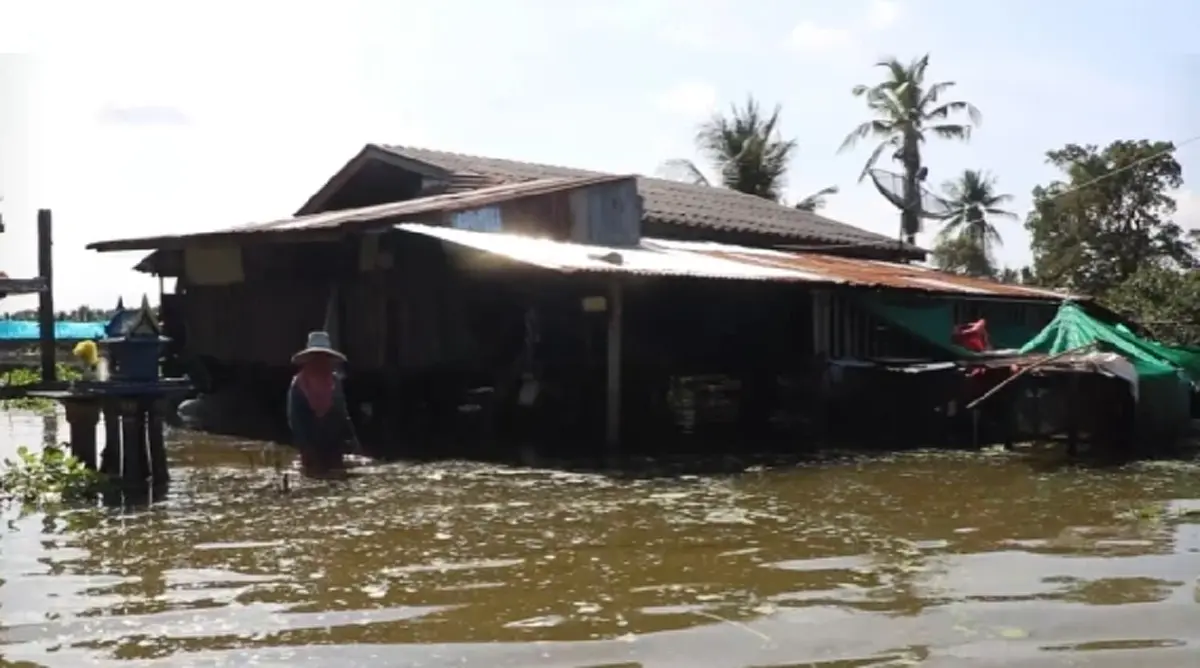 สุดทรมาน! ชาวบ้านราชบุรีต้องนอนบนเรือนานกว่า 20 วัน