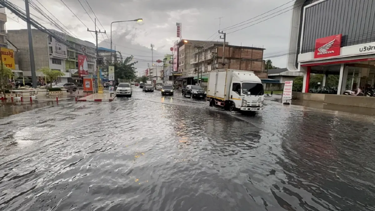 ฝนถล่มอ่างทองจม! น้ำขังสูง 60 ซม. เทศบาลฯ เร่งสูบ 2 ชม. แห้ง