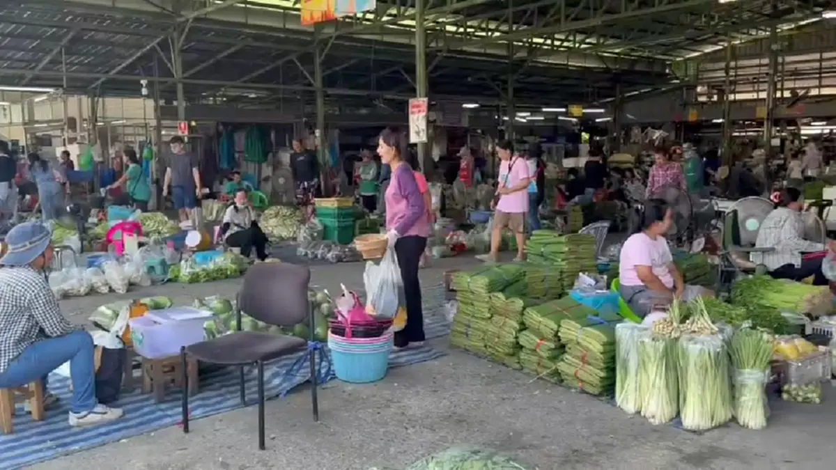 พ่อค้าชลบุรี ขนผักเต็มคันถวาย "พระครูป้อม" ทำข้าวกล่องแจกพานทอง