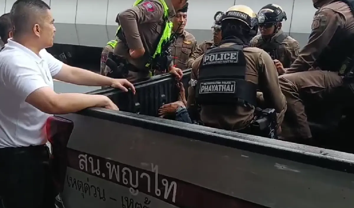 ไม่ธรรมดา รู้แล้วใคร ฮีโร่โดดชาร์จช่วยตัวประกันใต้สะพานยมราช