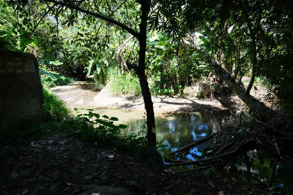 ชาวบ้านผวา! บ้านร้างกลายเป็นจุดมั่วสุม ตำรวจบุกจับเจอเต็มๆ