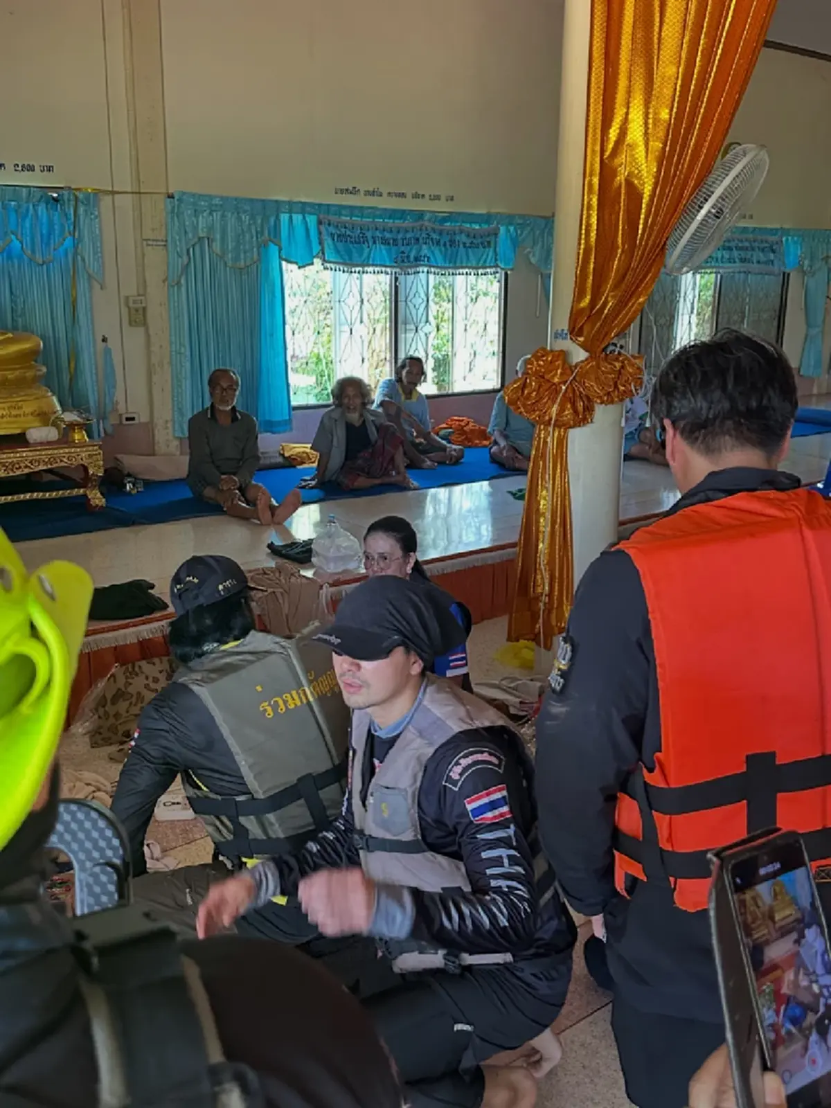 พระเอกลุยขับรถไถฝ่าน้ำท่วม ช่วยเหลือผู้ประสบภัยปราจีนบุรี