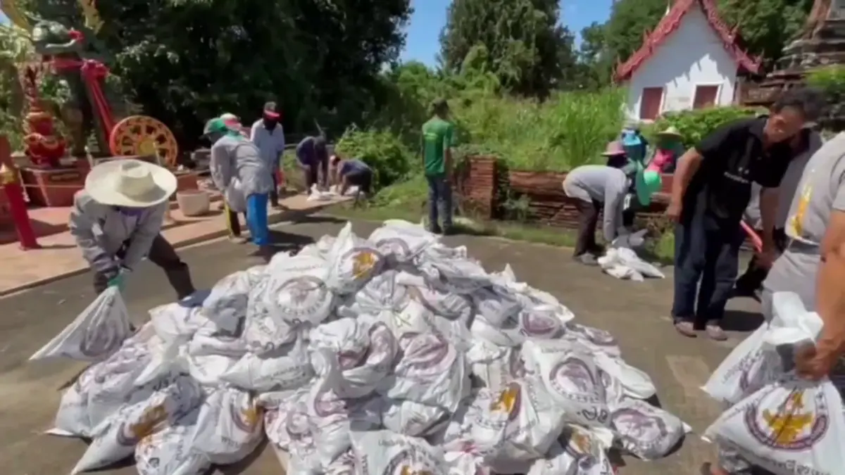 กรมศิลป์ขน 2,000 กระสอบทราย ป้องกันน้ำท่วมวัดเชิงท่าอยุธยา