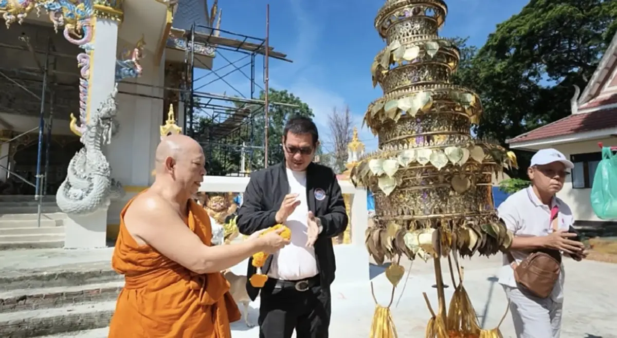 เปิดเลขมงคล พิธียกฉัตรทองคำขึ้นประดิษฐานบนยอดเมรุหลังใหม่