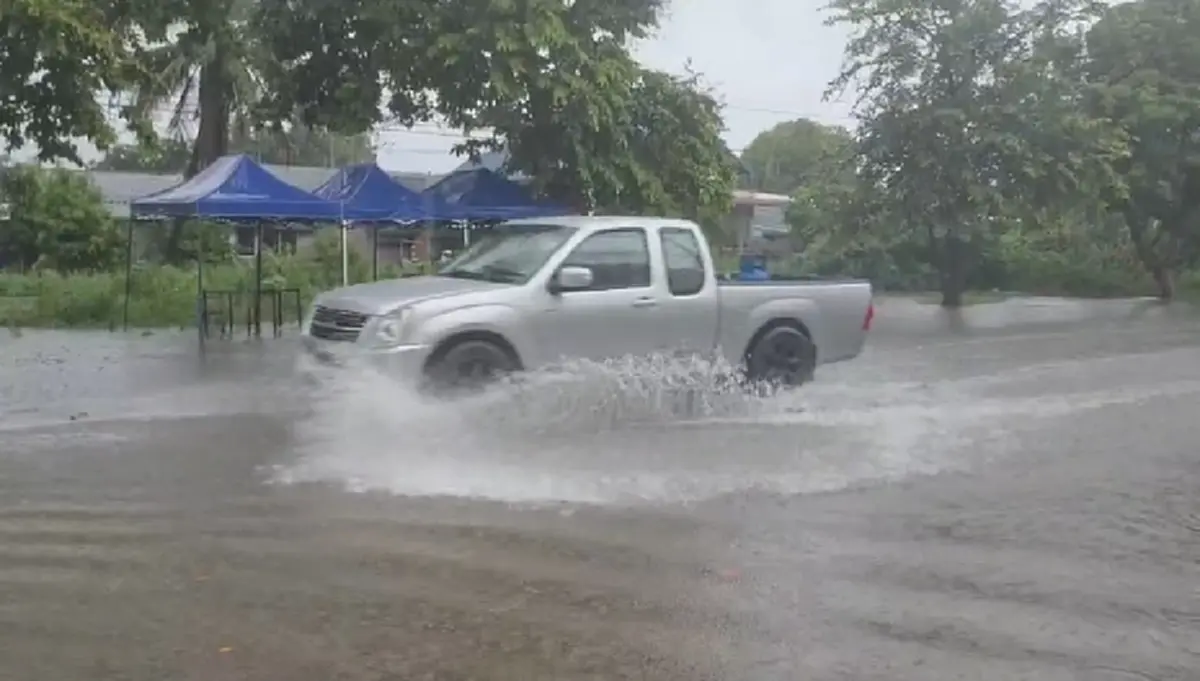ฝนถล่มข้ามคืน ถนนกลายเป็นทะเล ชาวบ้านจวกยับการจัดการน้ำ