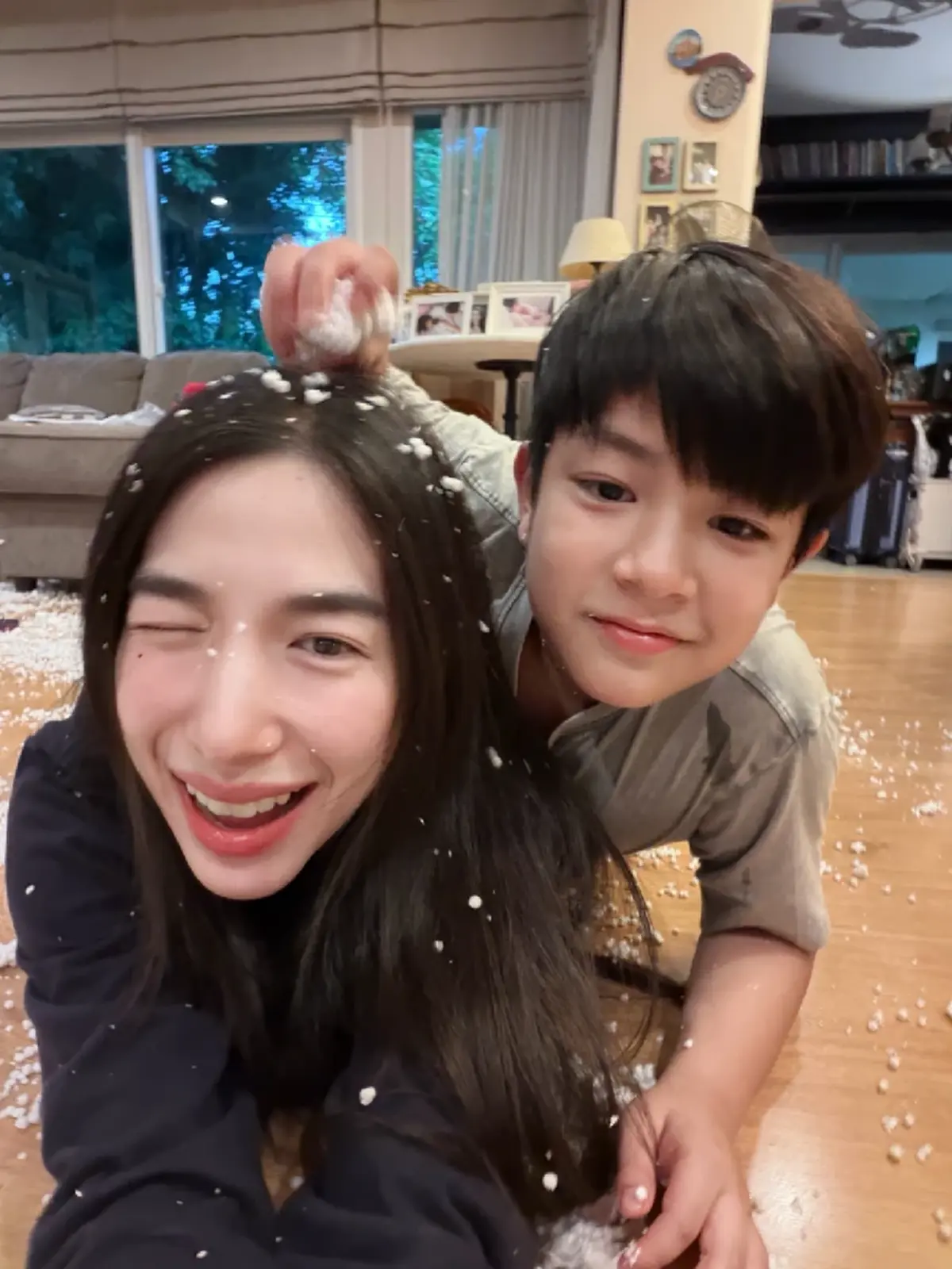 พี่เลี้ยงออนไลน์แทบช็อก ลูกชายดาราดัง เล่นหิมะโฟมเต็มบ้าน 