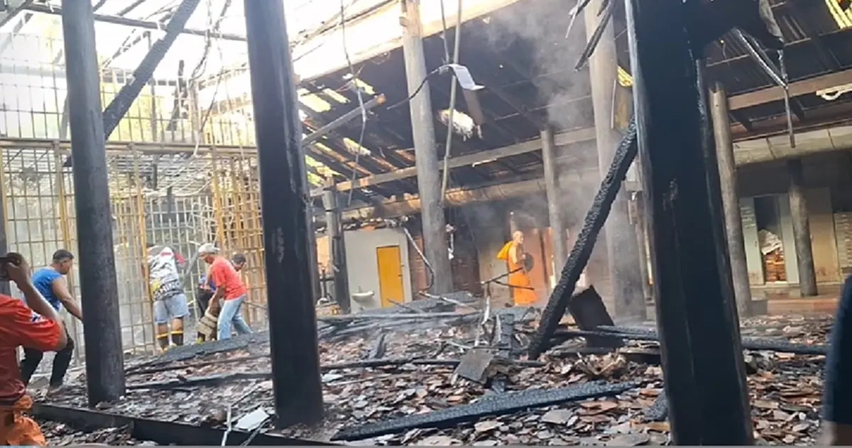 ไฟลุกกลางวัด! หอฉัน-หอสวดมนต์เก่าเกือบ 100 ปี เสียหายหนัก
