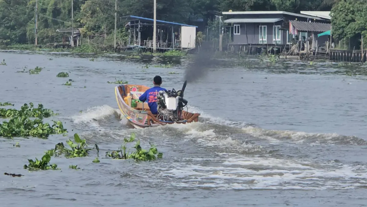 เรือซิ่งบ้านแพ้ว 50 ลำถอนกำลัง! หลังดันน้ำดำเนินสะดวก 8 วัน