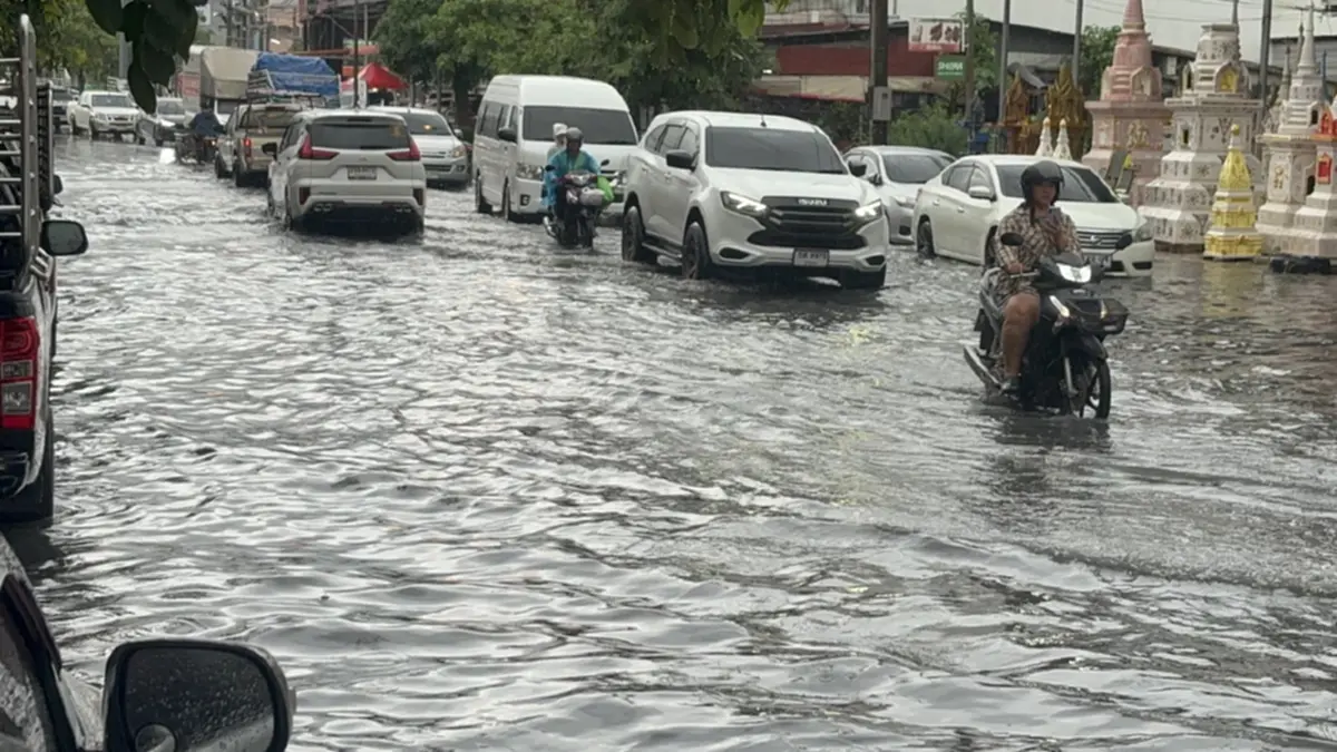 ฝนถล่มอ่างทองจม! น้ำขังสูง 60 ซม. เทศบาลฯ เร่งสูบ 2 ชม. แห้ง