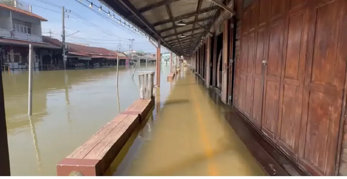 หนักสุดในรอบ 60 ปี! น้ำหนุนท่วมตลาดน้ำอัมพวาถึงชั้นบนบ้าน