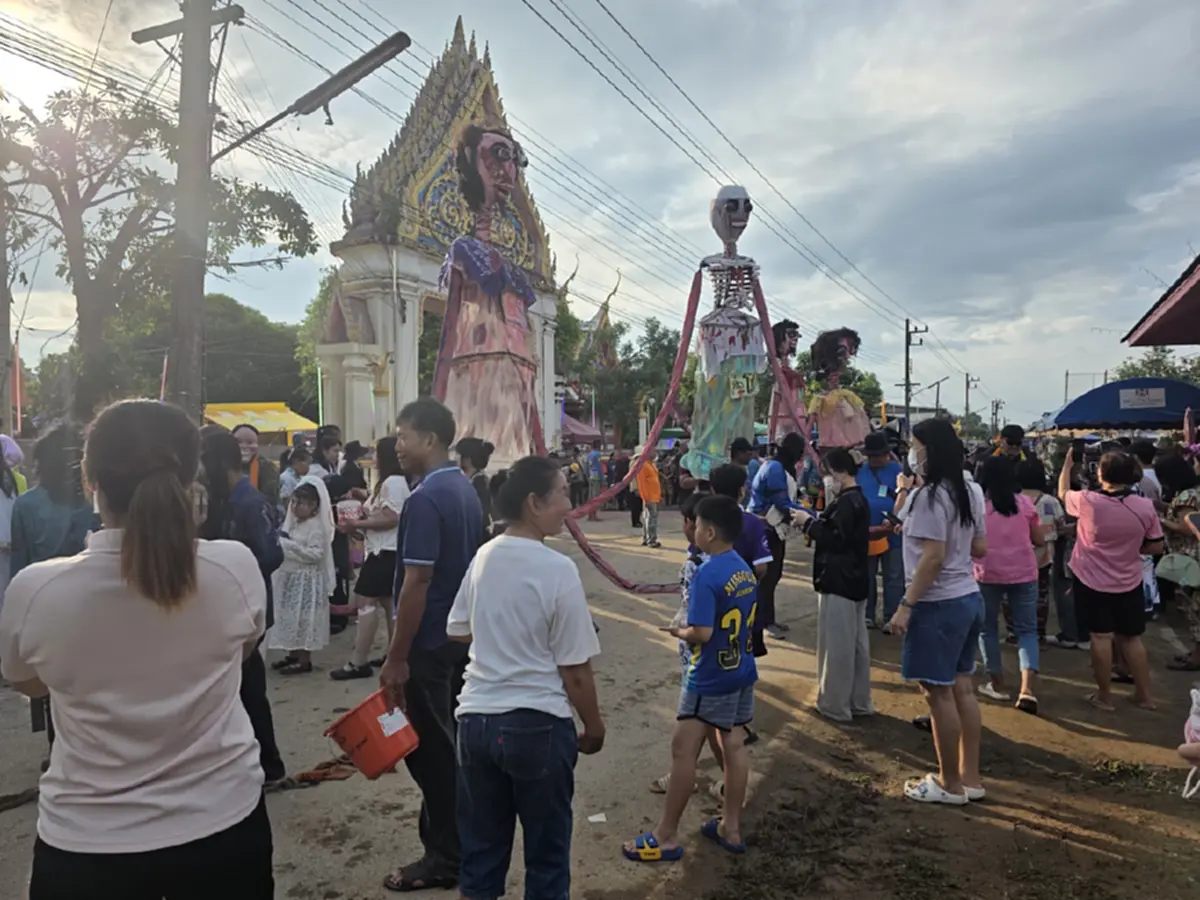ฮือฮาเลขธูป พิธีเลี้ยงเปรต วันเทโวโรหณะ ธูปล้มจมกระถาง ปรากฏเลขชัด