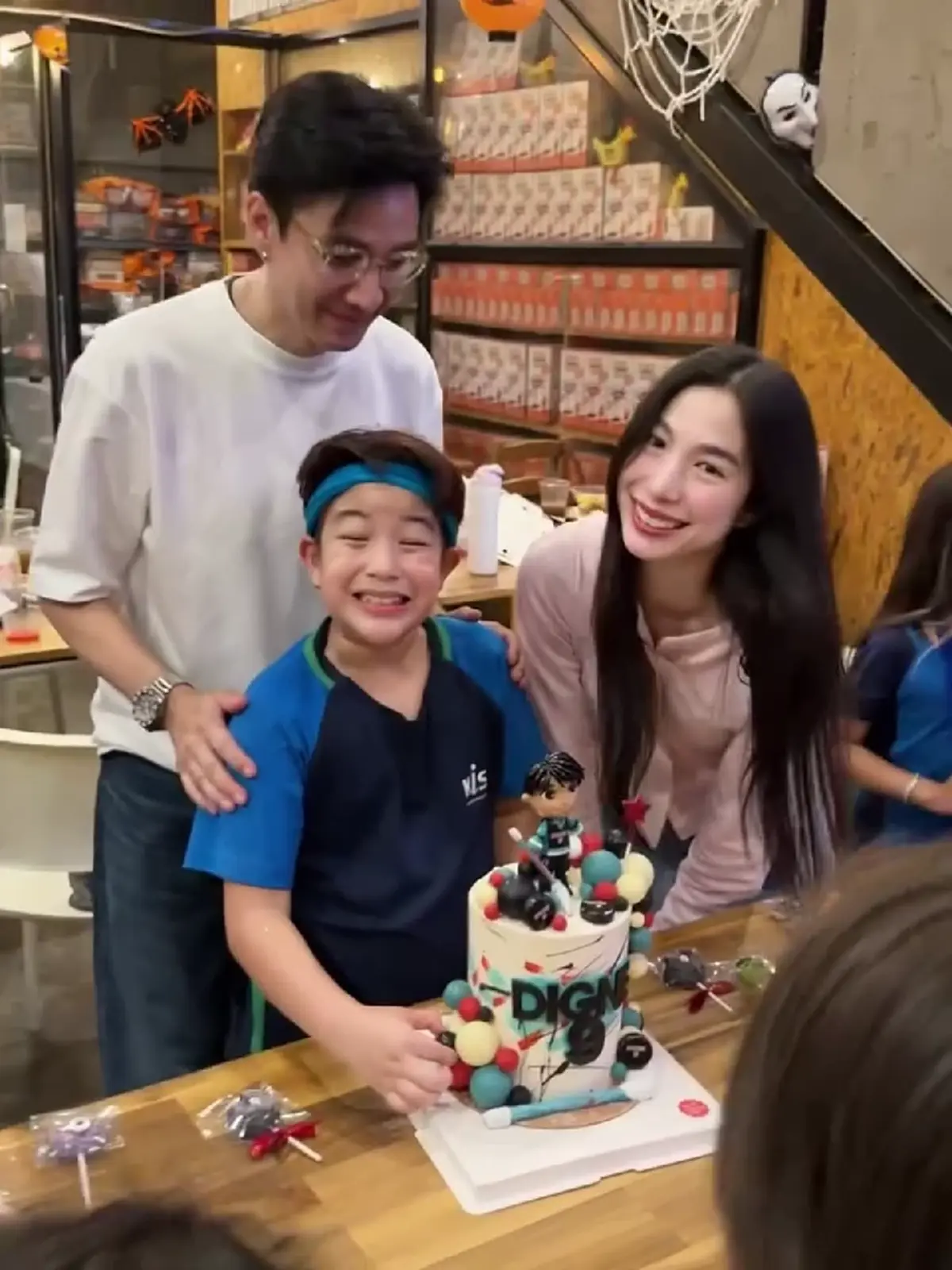 "กัปตัน-เอ้ก" ร่วมเฟรมฉลองวันเกิด "น้องดิน" ลูกชายครบ 9 ขวบ 