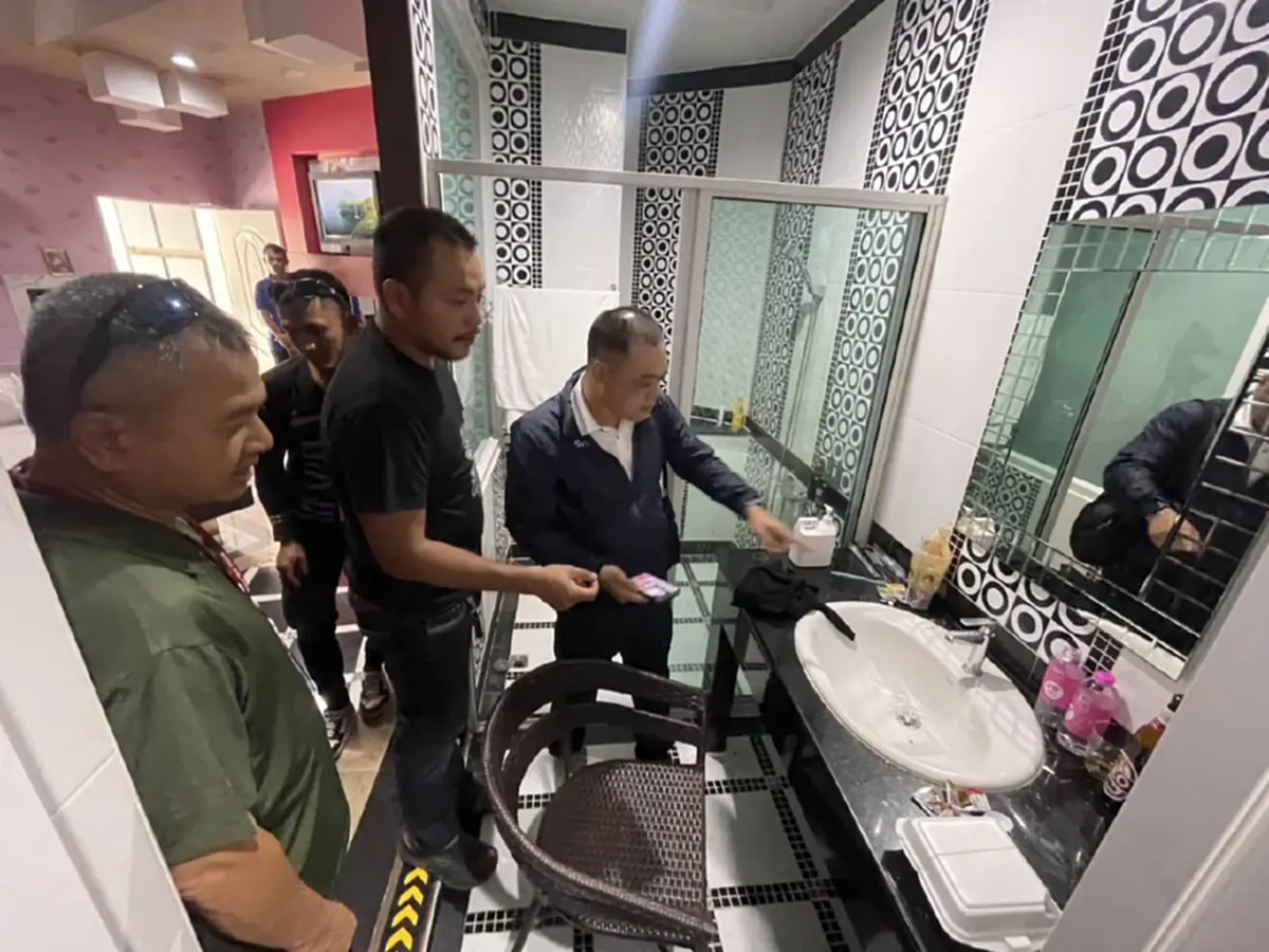 ชาวเน็ตชี้เป้า! ตำรวจบุกตรวจห้อง อินฟลูเอนเซอร์ขายยำชื่อดัง