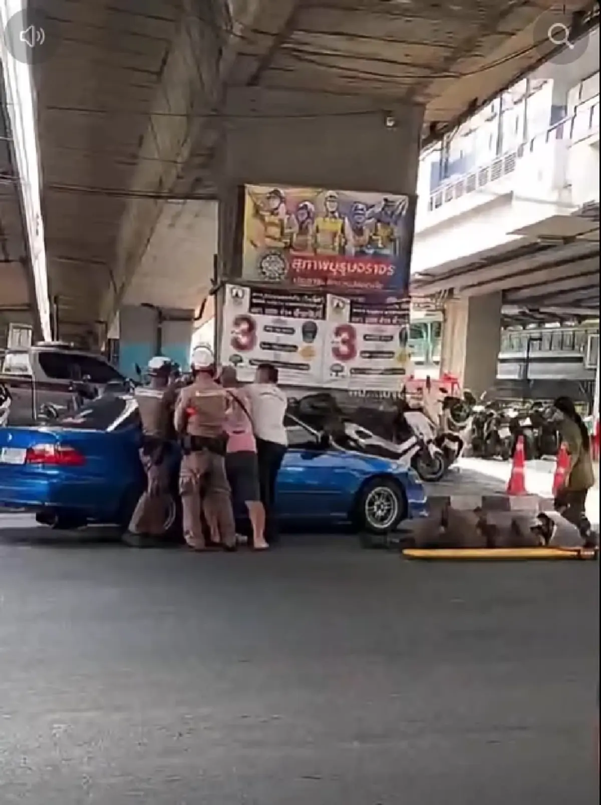 งานเข้า หนุ่มหัวร้อน โดนเรียกตรวจ พุ่งศอกใส่ตำรวจทรุด เจอ 3 ข้อหาหนัก