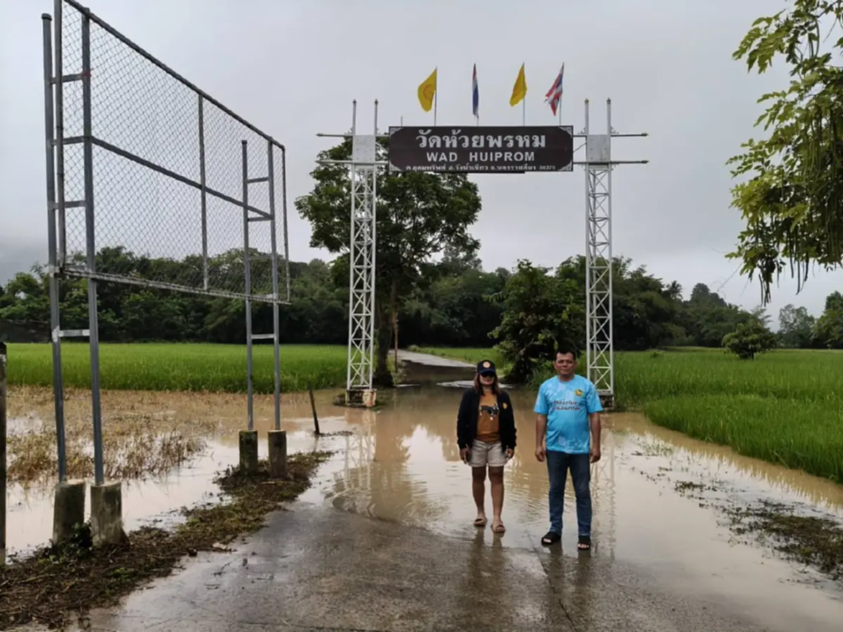 น้ำป่าทับลานทะลักท่วมวังน้ำเขียว ชาวบ้านแห่จับปลาคึกคัก