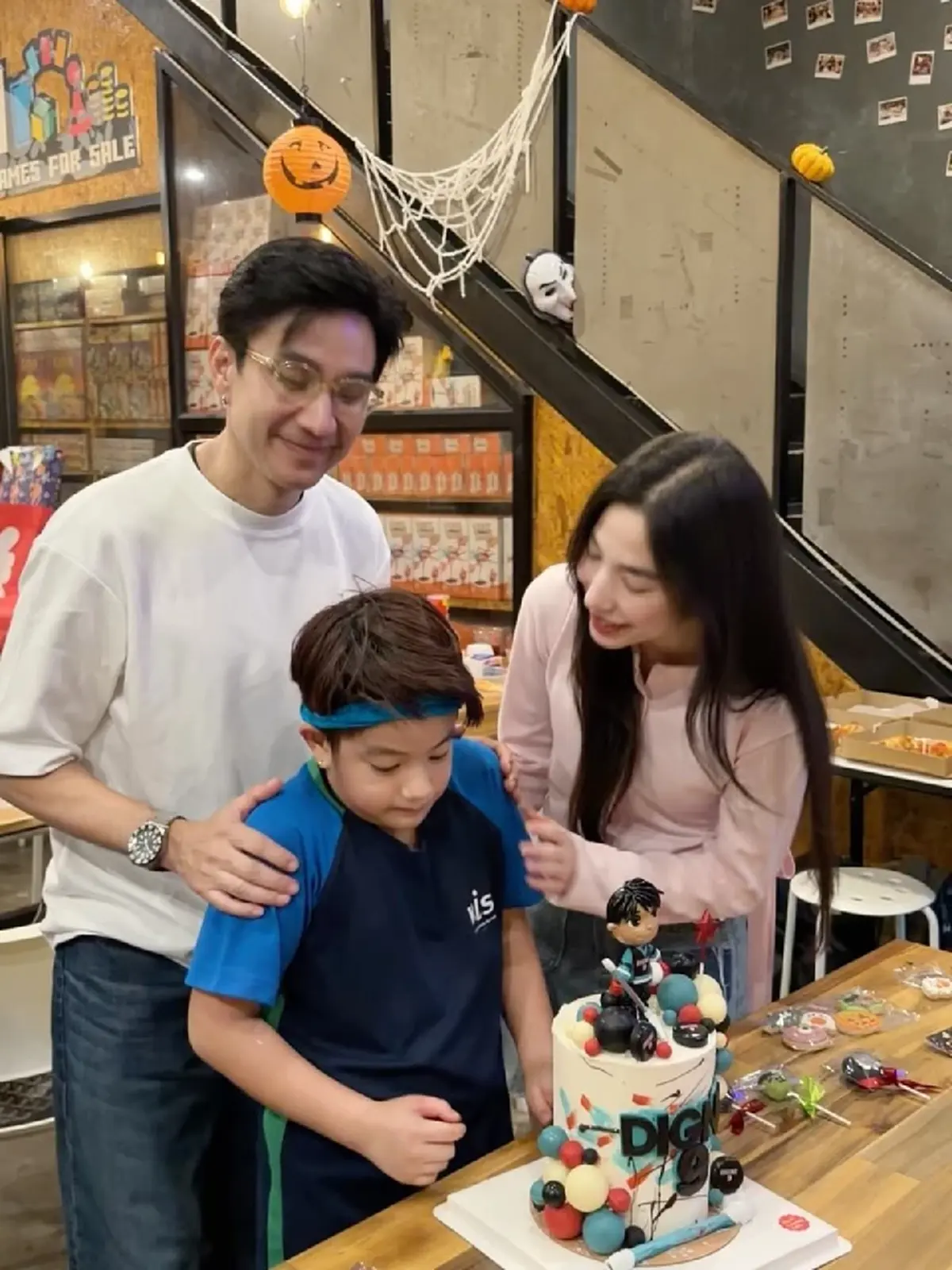 "กัปตัน-เอ้ก" ร่วมเฟรมฉลองวันเกิด "น้องดิน" ลูกชายครบ 9 ขวบ 