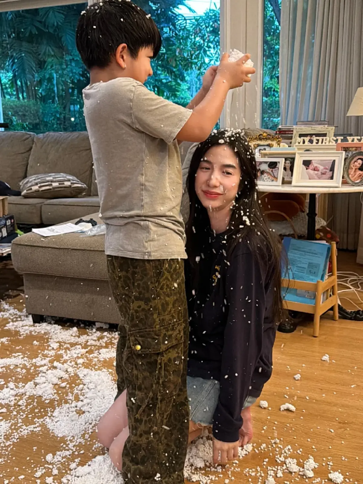 พี่เลี้ยงออนไลน์แทบช็อก ลูกชายดาราดัง เล่นหิมะโฟมเต็มบ้าน 