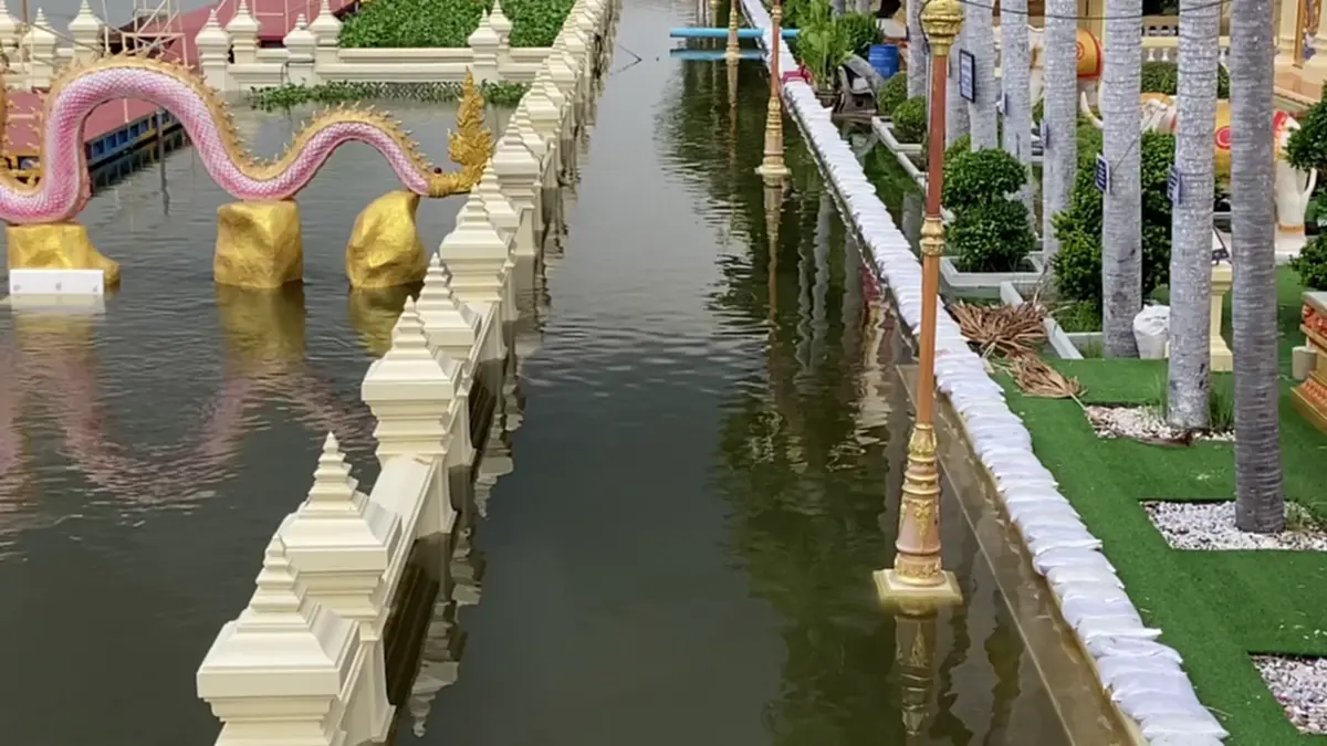 ท่าจีนทะลักท่วม รรร.วัดไทยาวาส 70 ซม. ลุ้นเปิดเรียน 2 พ.ย.