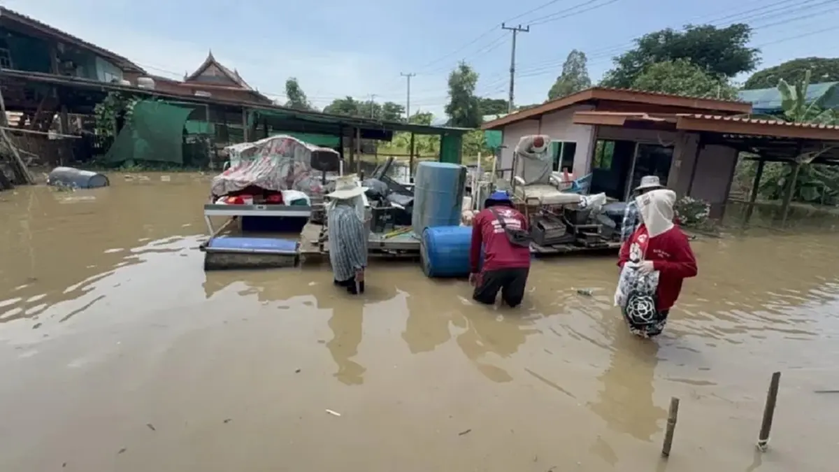 อ่างทองระทึก! กระสอบทรายพังเอาไม่อยู่ มวลน้ำไหลทะลักท่วมบ้านเรือน