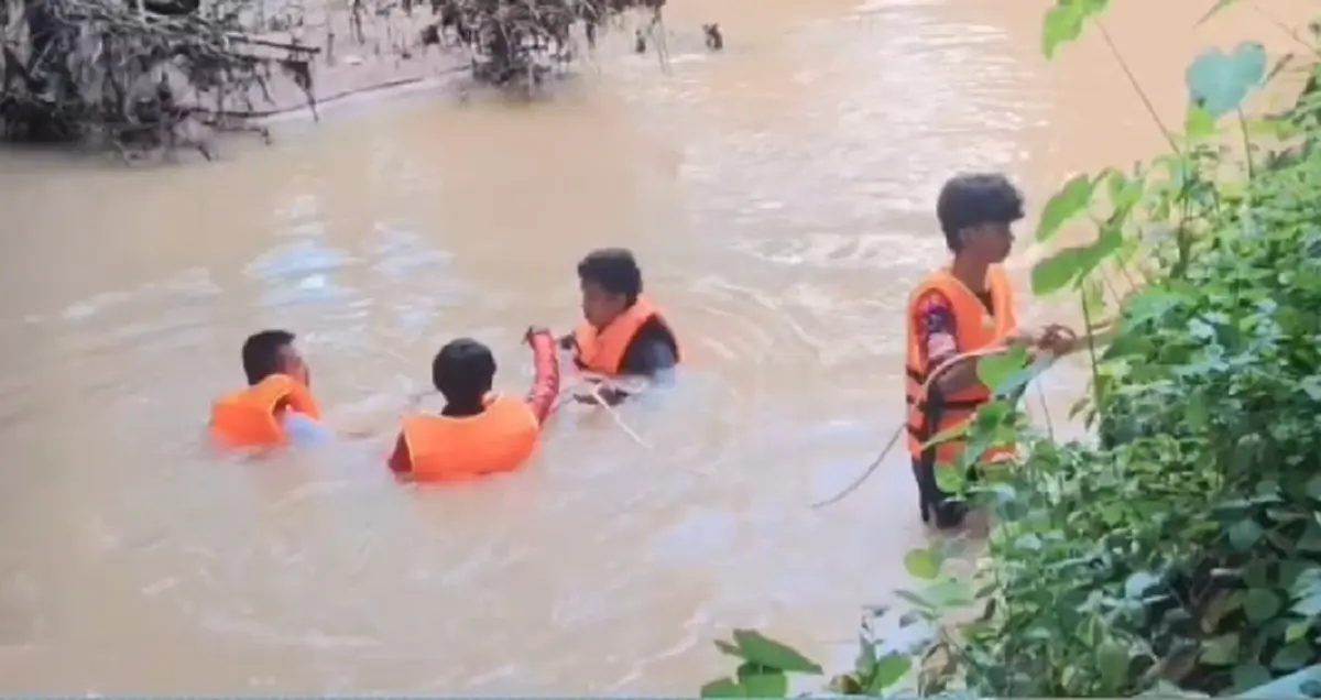 หายต่อหน้าต่อตา! สามีได้ยินภรรยาเรียก หันไปเจอแค่หมวกลอยน้ำ