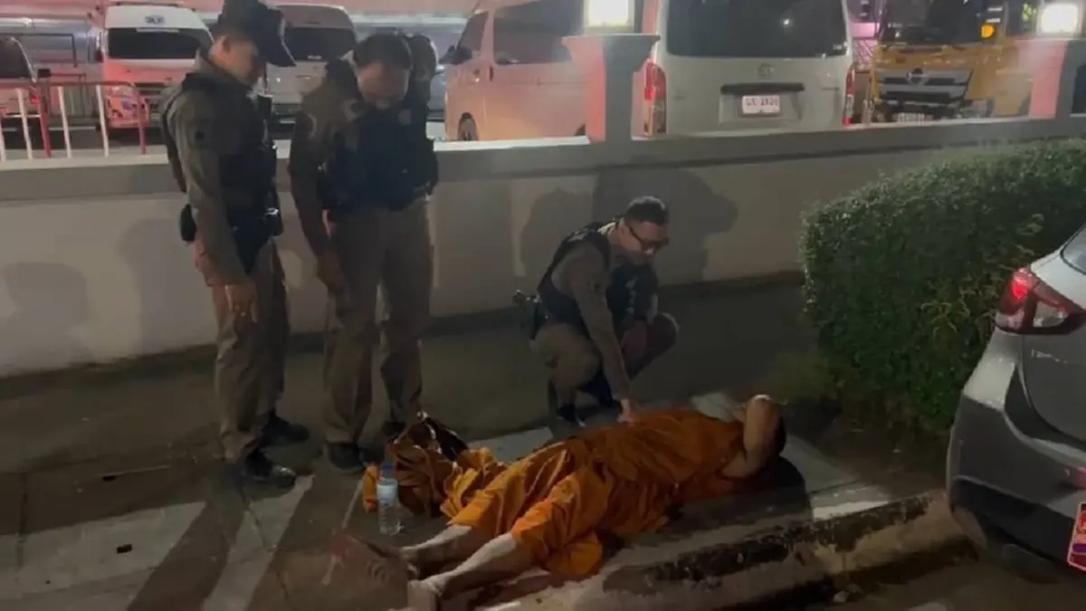 ตำรวจผงะ! ปลุกพระนอนหลับหน้าห้องฉุกเฉิน เปิดย่ามเจอขวดปริศนา