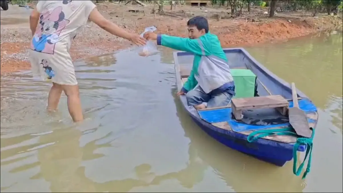 ใจสู้เกินร้อย! สัปเหร่อไรเดอร์พายเรือฝ่าน้ำท่วมส่งอาหาร