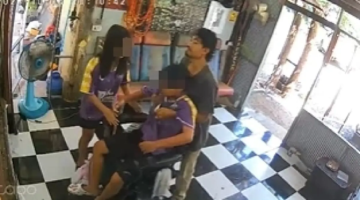 ช่างใจหาย ลูกค้านั่งตัดผม จู่ๆ วูบนึกว่าหลับ ก่อนรีบดูอาการทันที