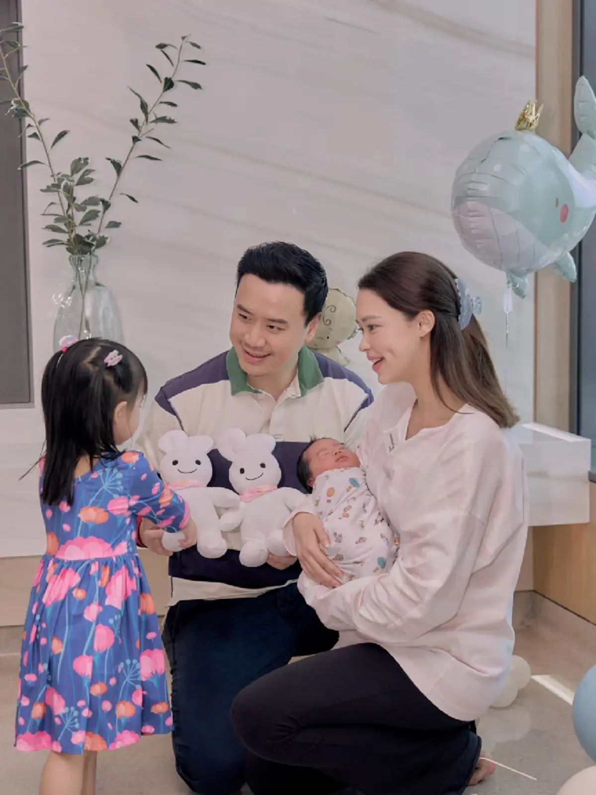 เผยโฉมหน้าลูกคนที่ 3 ทายาทตระกูลดัง ตัวโตจ้ำม่ำ 3.7 กก.