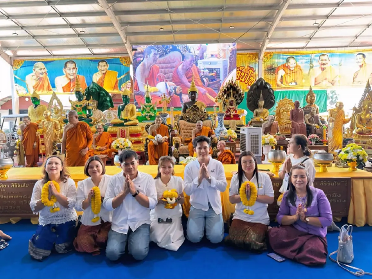 วันดีหลังออกพรรษา ก๊อต จิรพัฒน์ กราบหลวงปู่ศิลา ถวายดอกบัว 31 ดอก แจกหนังสือสวดมนต์