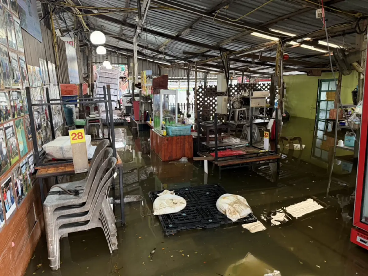น้ำคลองรังสิตทะลักท่วมร้านก๋วยเตี๋ยวเรือ 70 ซม. เร่งขนย้ายหนี