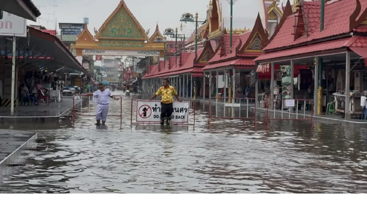 น้ำหนุน 3.8 เมตรทะลักท่วมตลาดแม่กลอง เร่งสูบรับมือถึง 31 ต.ค.