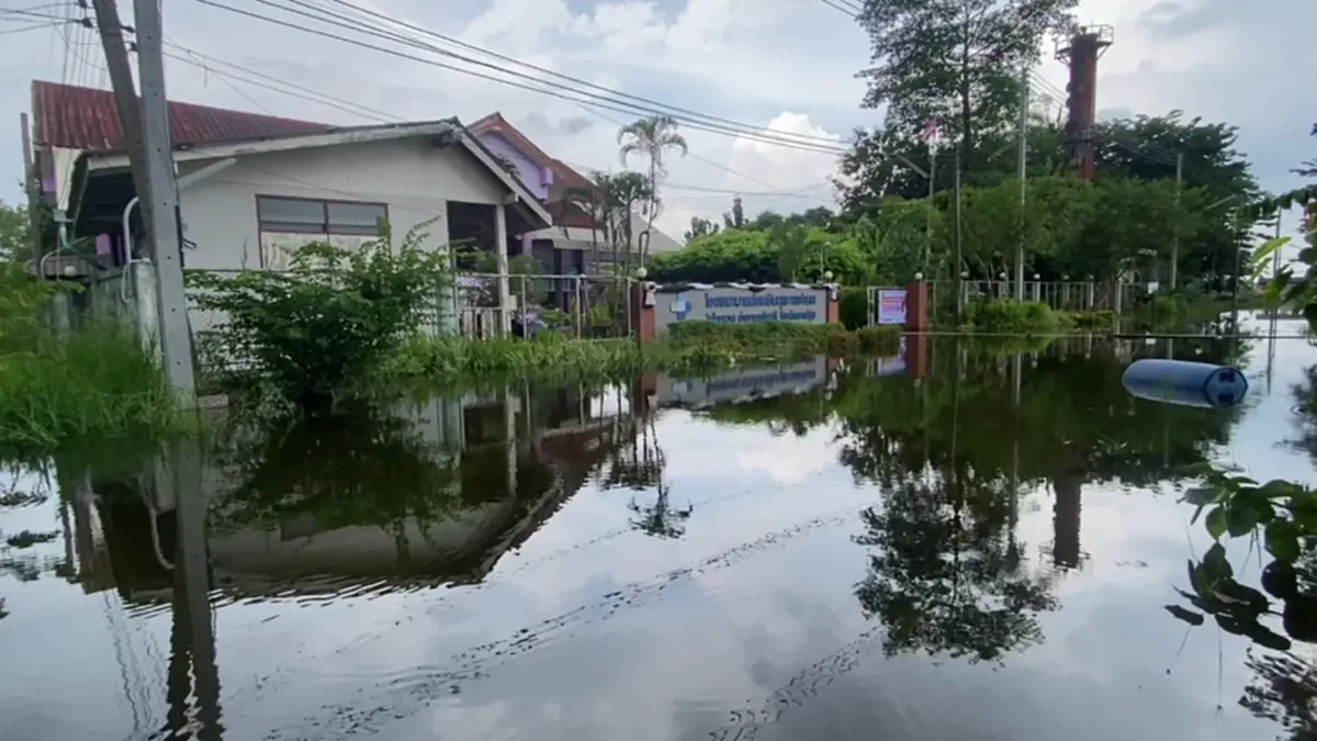ท่าจีนทะลักท่วม รรร.วัดไทยาวาส 70 ซม. ลุ้นเปิดเรียน 2 พ.ย.