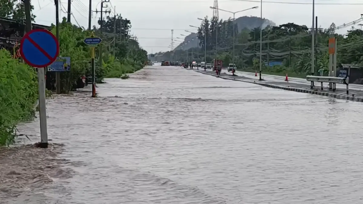 น้ำป่าซัดราชบุรีท่วมฉับพลัน! ถนนพังตัดขาด ข้าวของลอยหาย