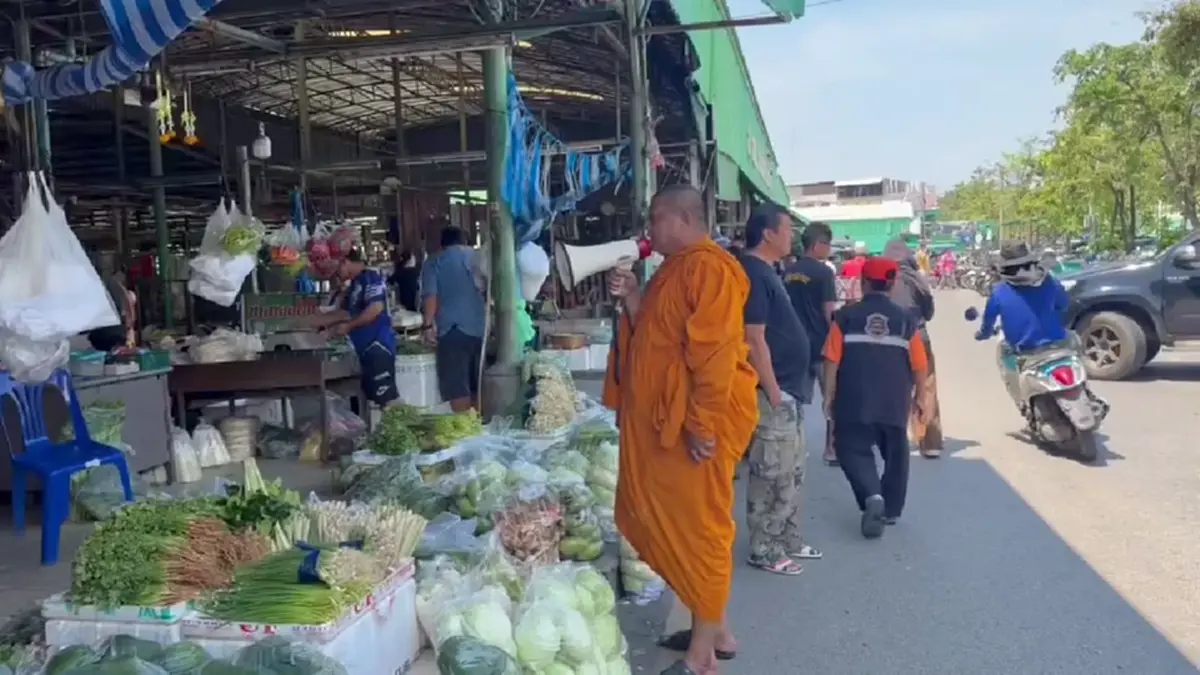 พ่อค้าชลบุรี ขนผักเต็มคันถวาย "พระครูป้อม" ทำข้าวกล่องแจกพานทอง