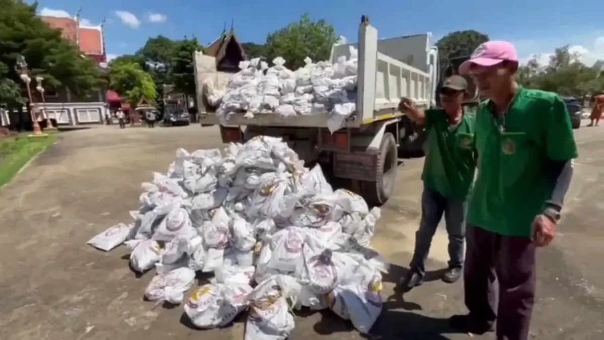 กรมศิลป์ขน 2,000 กระสอบทราย ป้องกันน้ำท่วมวัดเชิงท่าอยุธยา