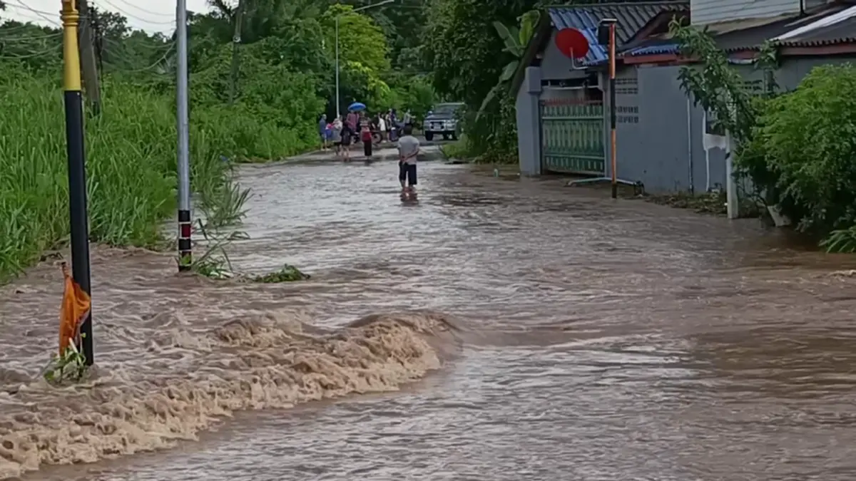 น้ำป่าซัดราชบุรีท่วมฉับพลัน! ถนนพังตัดขาด ข้าวของลอยหาย
