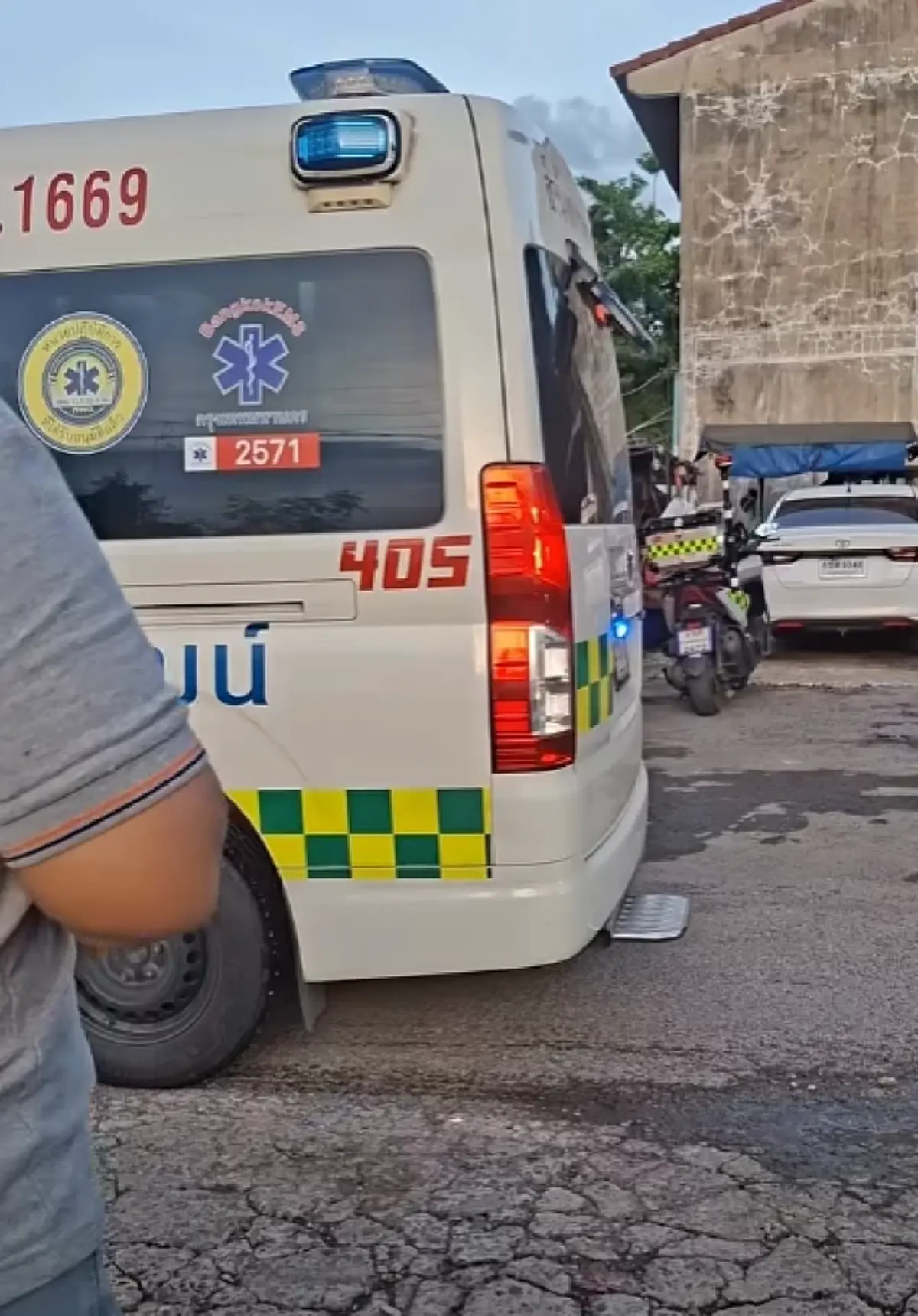 สาวสุดกลั้น รอรถฉุกเฉินไม่ไหว คลอดลูกในห้องเช่า เปิดเลขห้อง-ทะเบียนรถ