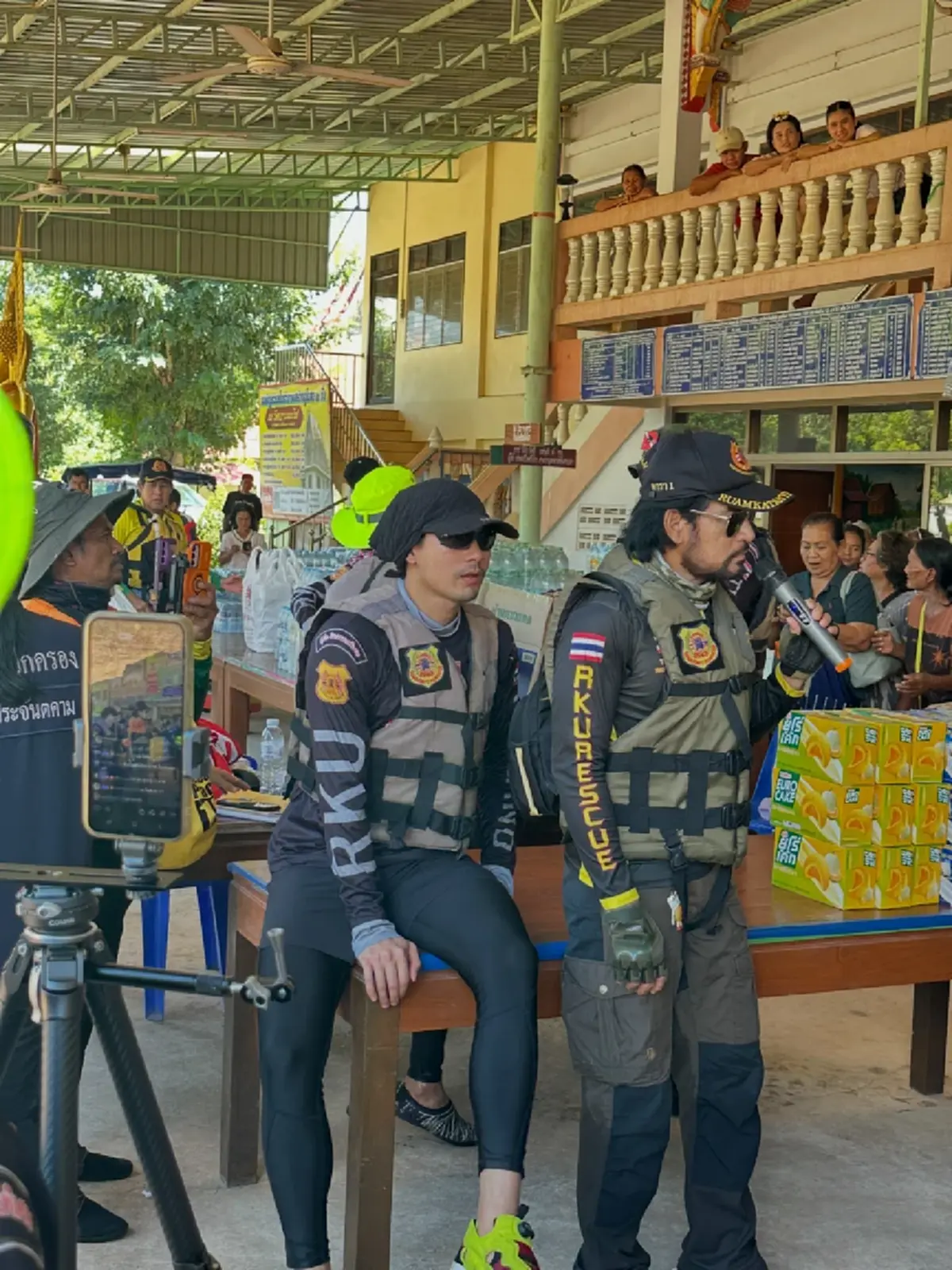 พระเอกลุยขับรถไถฝ่าน้ำท่วม ช่วยเหลือผู้ประสบภัยปราจีนบุรี
