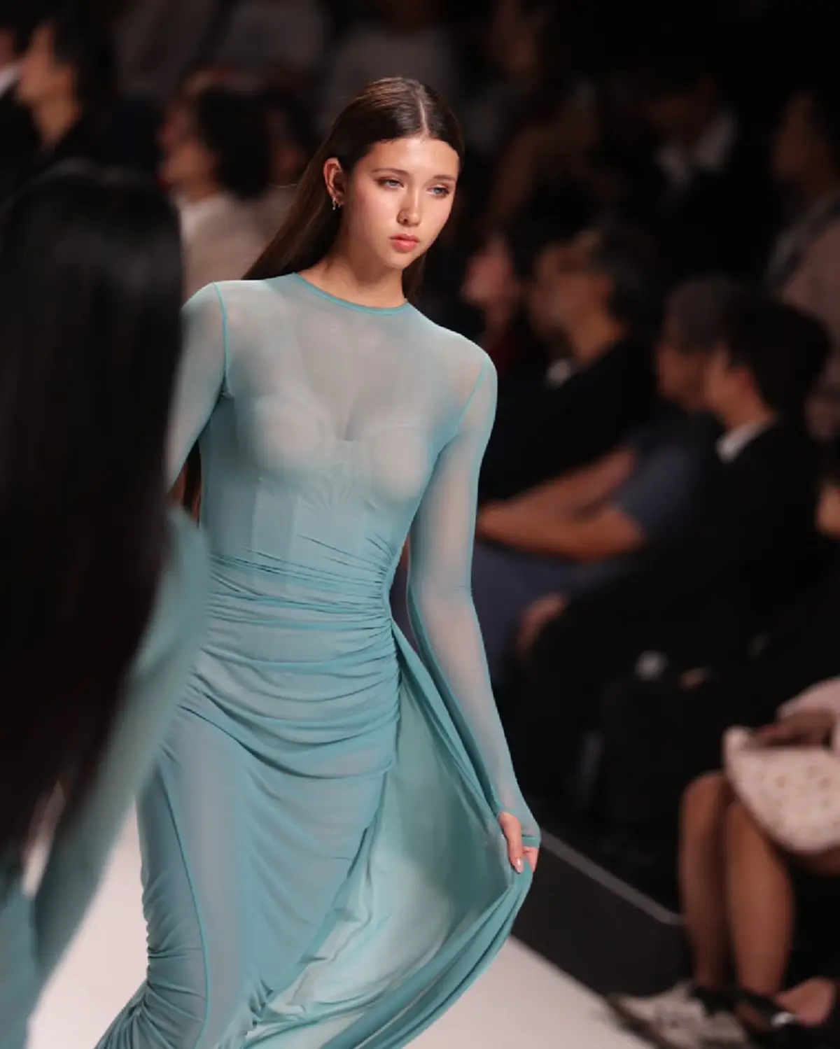 ลูกไม้ตกใต้ต้น  ลูกสาวนางแบบชื่อดัง เดินสับบนรันเวย์ สวยคมสง่า
