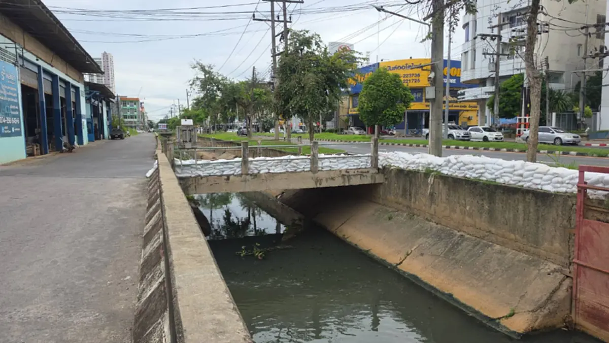 ชาวบ้านหาดใหญ่โวยวางกระสอบทรายคลอง 30 เมตร จี้ตั้งเครื่องดันน้ำ
