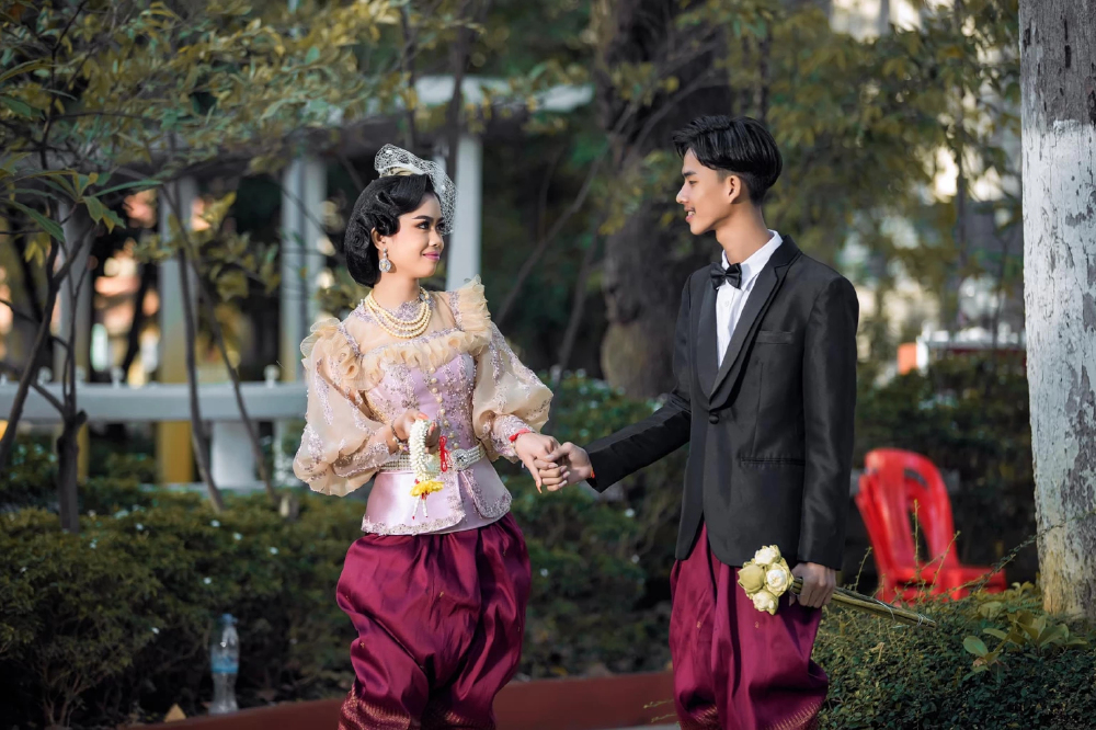 สาวแว่นกัมพูชาเสื้อชมพู รัวคลิปบนเฟซบุ๊กอวดแหวนแต่งงาน - ด่าคนไทย