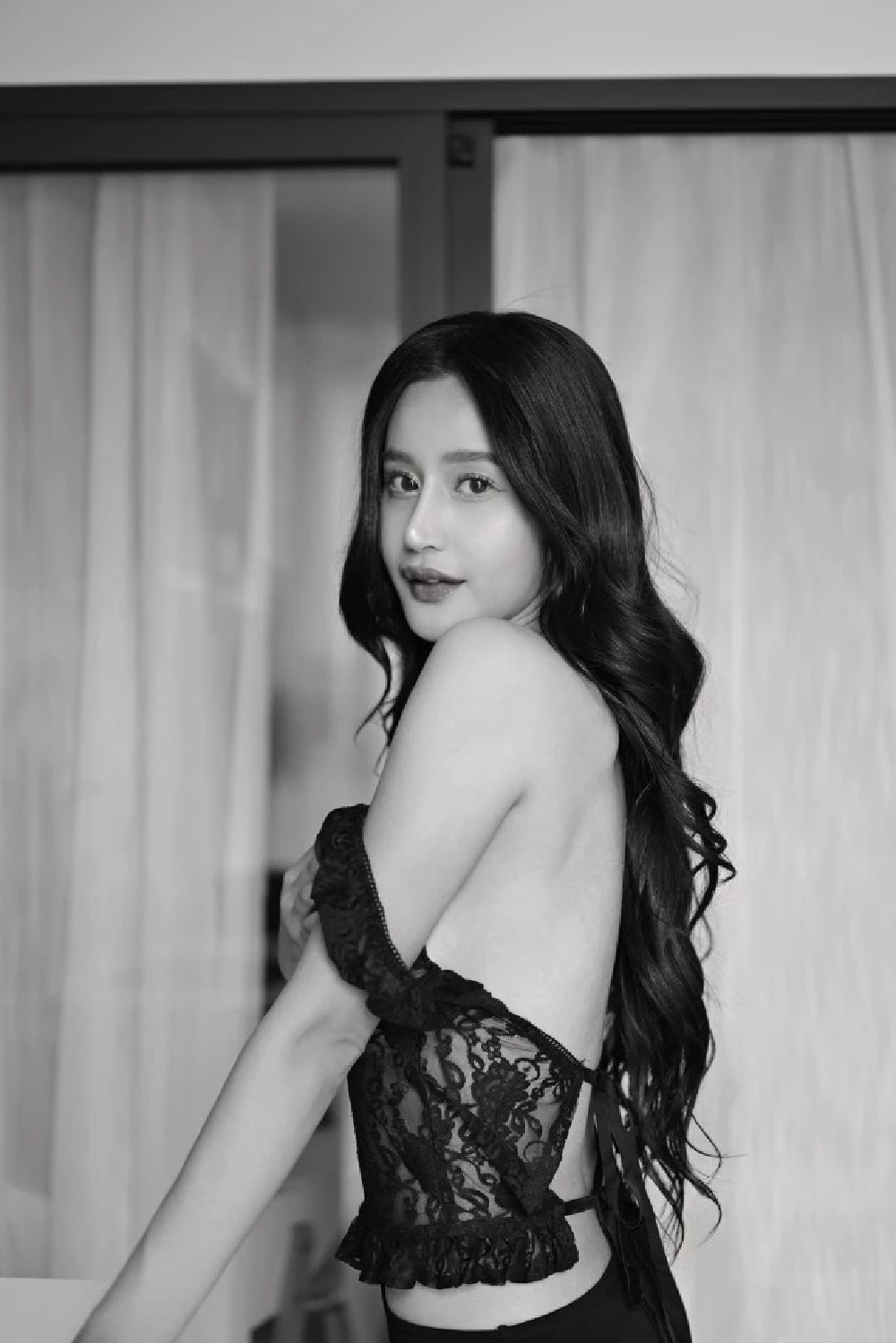 รู้แล้วใครเป็นใครบ้าง หลังสาวบนเรือสวมเสื้อพรรคประชาชนโดนถล่มยับ เพราะให้หญิงมีอายุมากกว่า ลุยน้ำลากเรือ