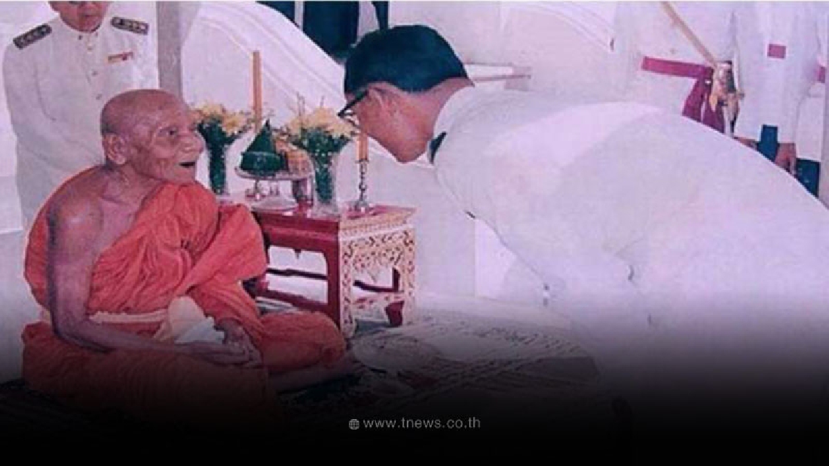 เมื่อครั้ง “ในหลวง ร.๙” ทรงก้มพระเศียรให้ “พ่อท่านคล้าย วาจาสิทธิ์” รดน้ำมนต์พรมพระเศียรให้พร