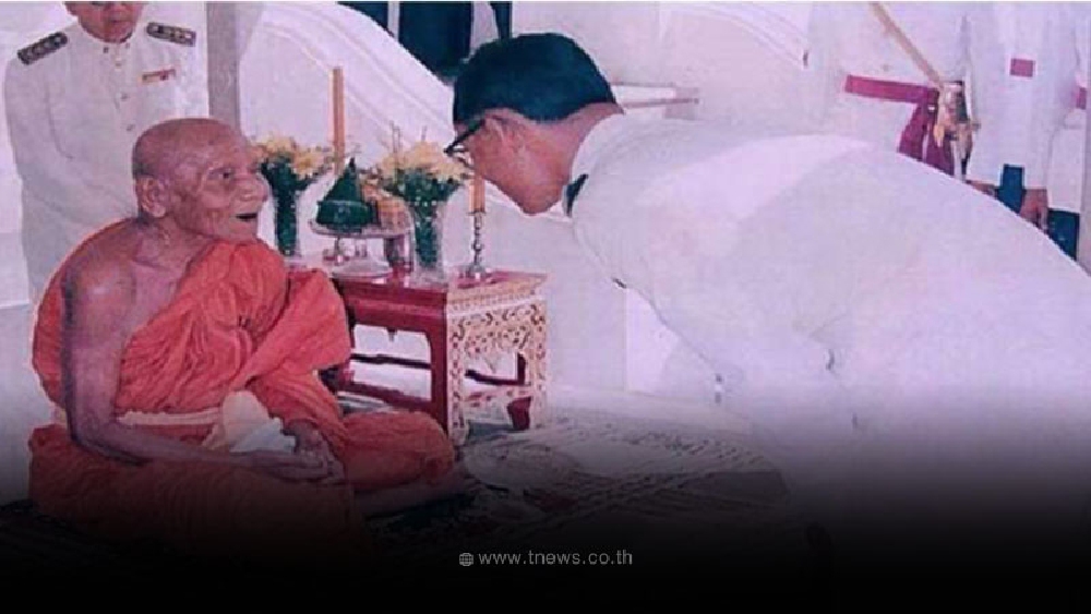 เมื่อครั้ง “ในหลวง ร.๙” ทรงก้มพระเศียรให้ “พ่อท่านคล้าย วาจาสิทธิ์” รดน้ำมนต์พรมพระเศียรให้พร